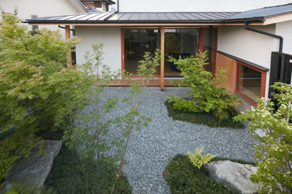 佐賀県基山町の新築注文住宅 庭と共に暮らす家 福岡で新築 注文住宅の工務店は でんホーム へ 自然素材の家づくり